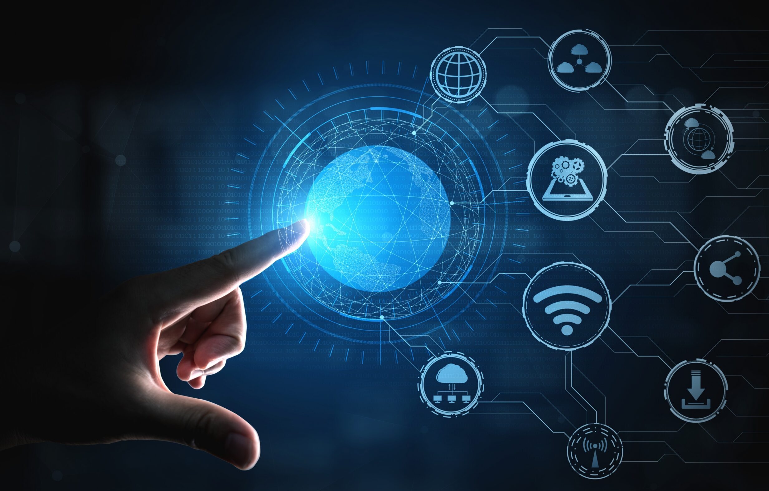 Hand berührt eine leuchtende digitale Erdkugel, daneben vernetzte Symbole für Cloud, Funk und Daten
